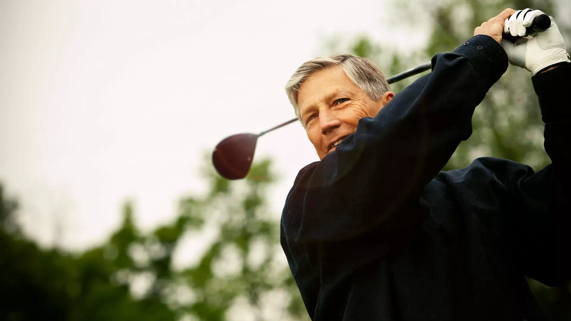 Mann spielt Golf – Bildnachweis: stocksy.com © Sean Locke Mann spielt Golf – Bildnachweis: stocksy.com © Sean Locke